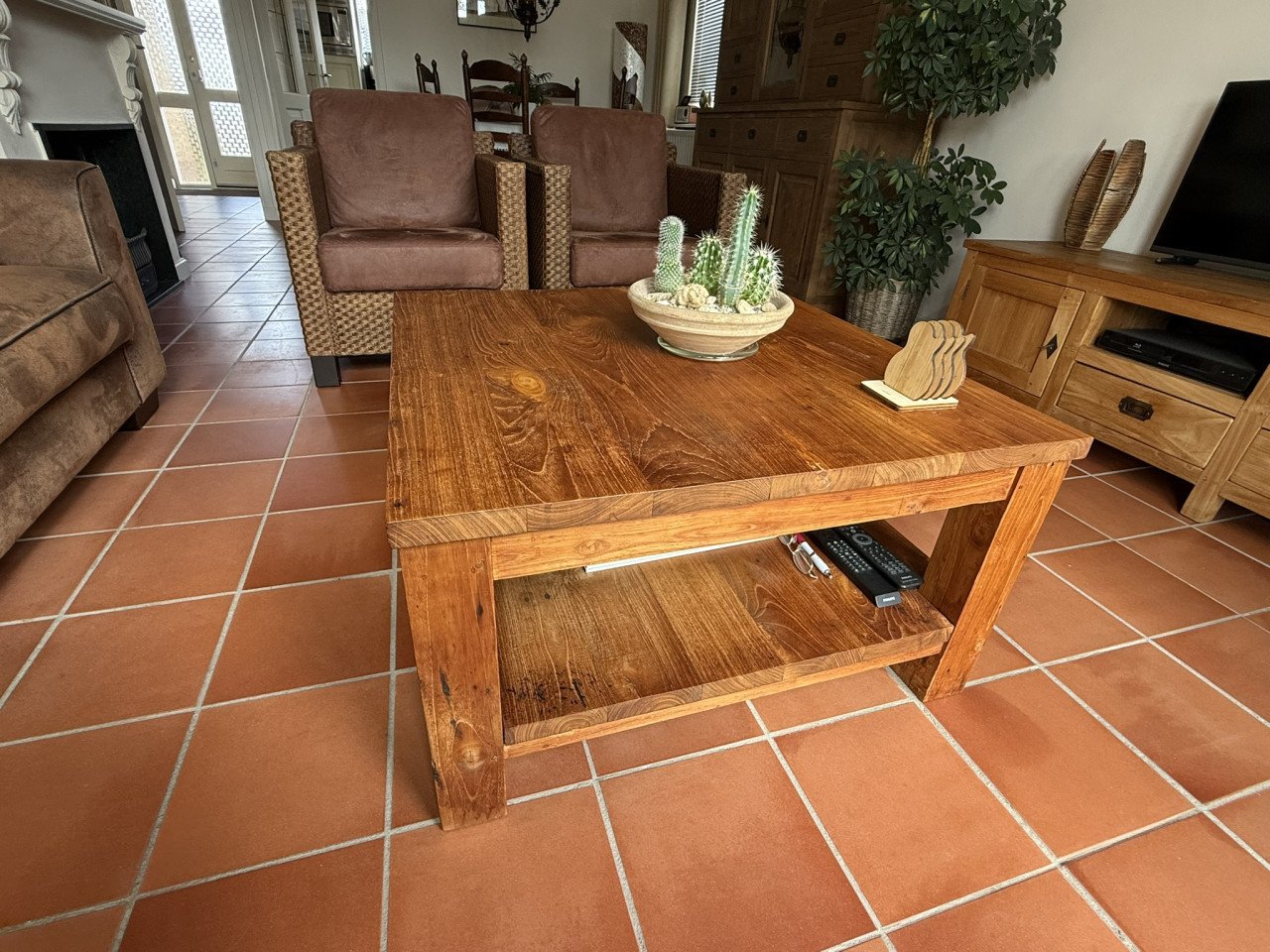 Te koop aangeboden: zithoek bestaande uit 2 stoelen, 1 bank en salontafel