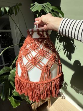 Unieke plafondlamp met handgemaakte macramé decoratie