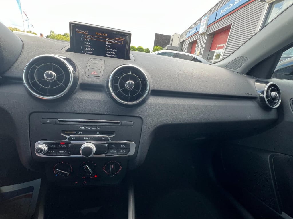 Audi A1 Sportback 1.0 tfsi adrenalin, s-line, navi enz...
