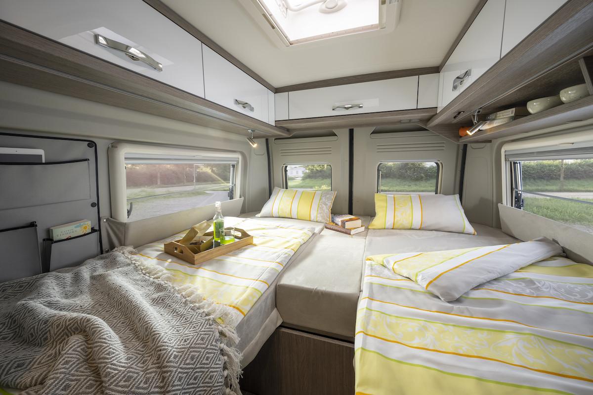 Reserveer nu onze Bus Camper : stahoogte 2,13 m en lengtebedden 2,08 m !!