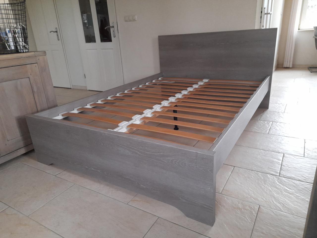 140 x 200  bed (in goede nette staat )