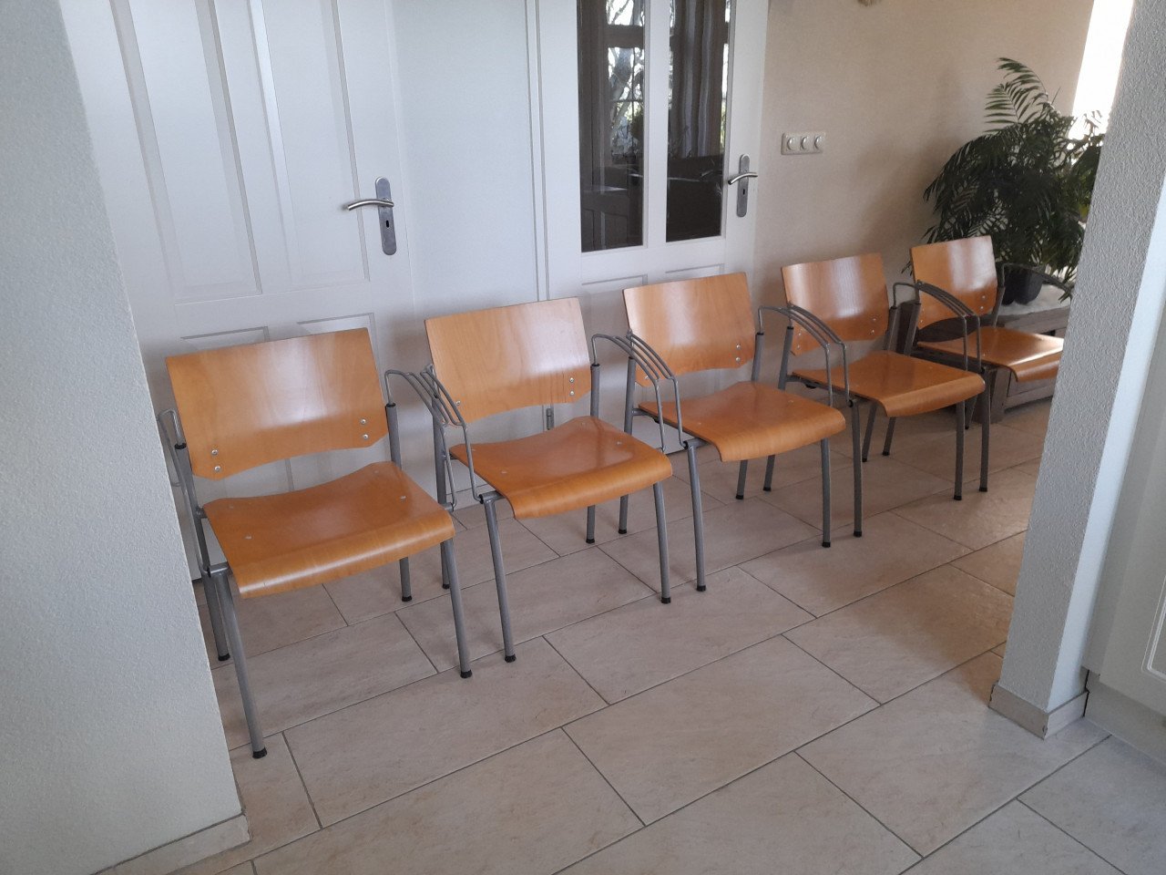 5 stevige staperbare stoelen (in goede staat ) van Ahrend