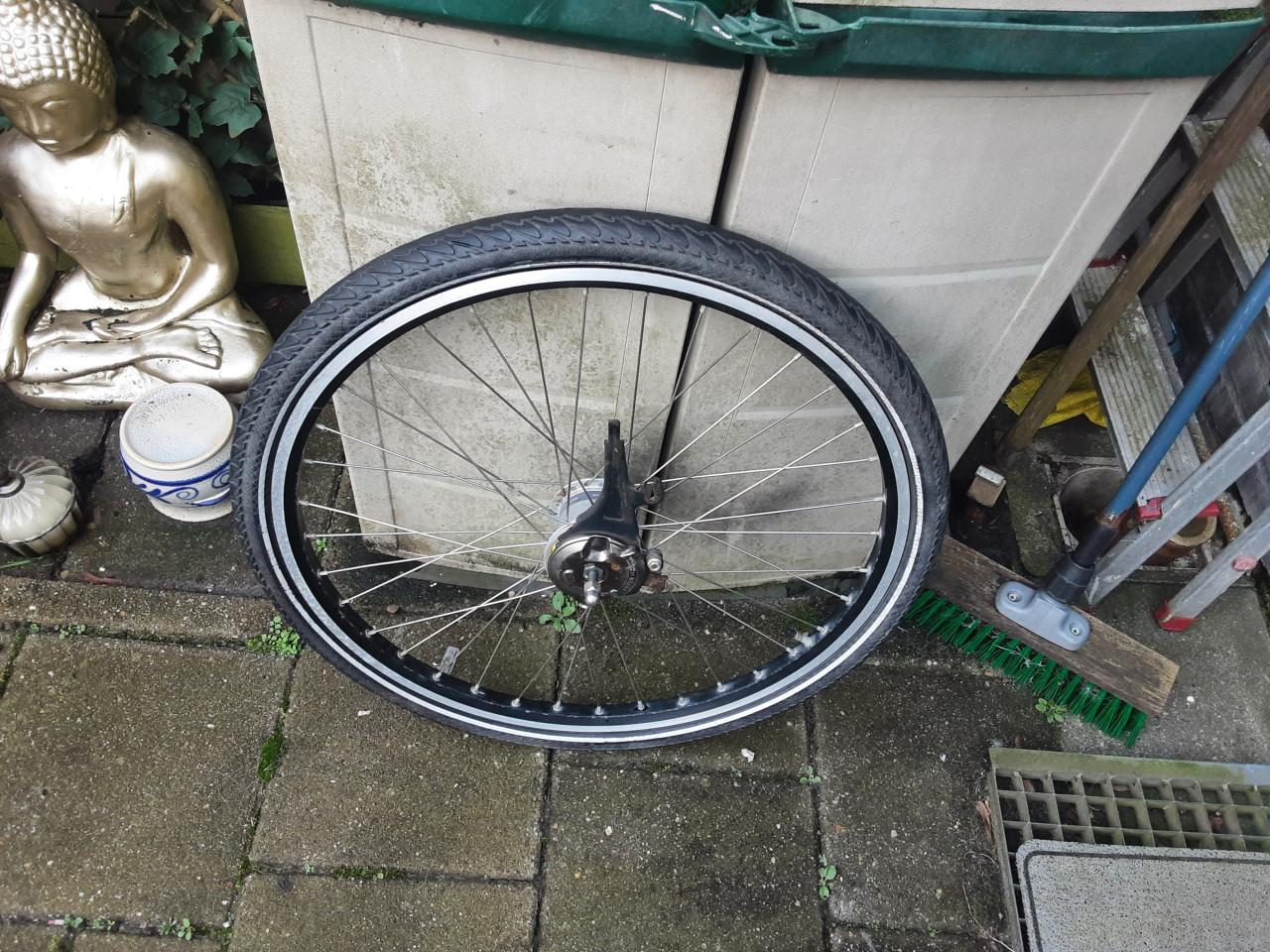 26 x 1,75 inch shimano voorwiel, naafdynamo, rollerbrake rem