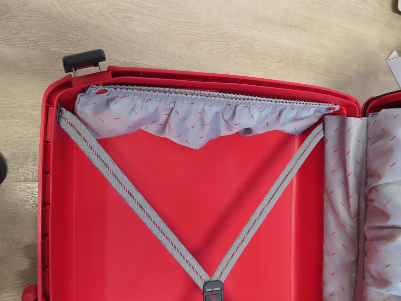 Samsonite koffer €.25,00 Kleur: Rood Lang 73 cm. Hoog: 60 cm Breed: 23 cm.