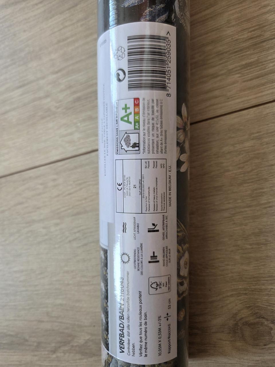 Behang zwart met bloemen
