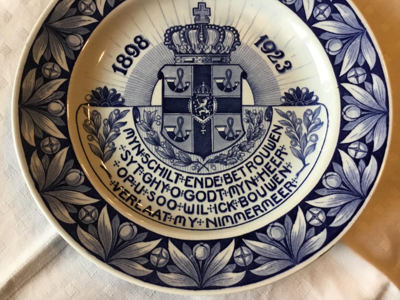 Keramiek Schotel Petrus Regout: jubileum Wilhelmina
