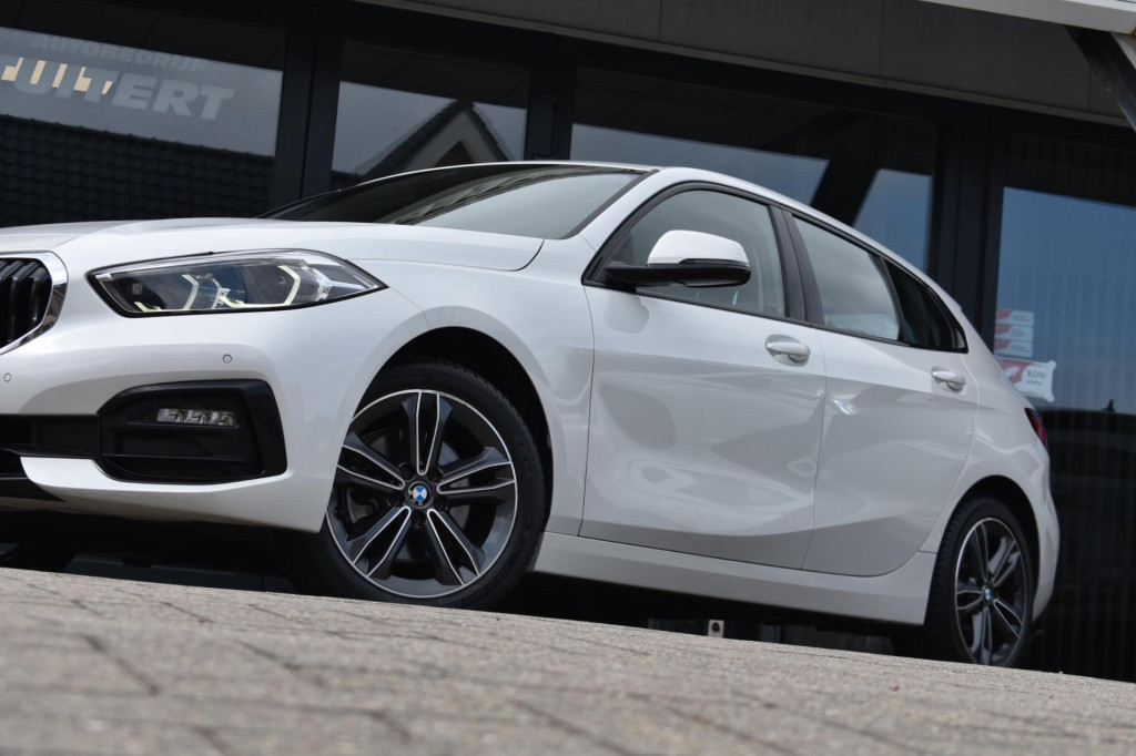 BMW 1 Serie 118i sport line | stoelverwarming | apple carplay | android aut