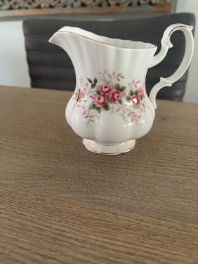 Melkkannetje van Royal Albert