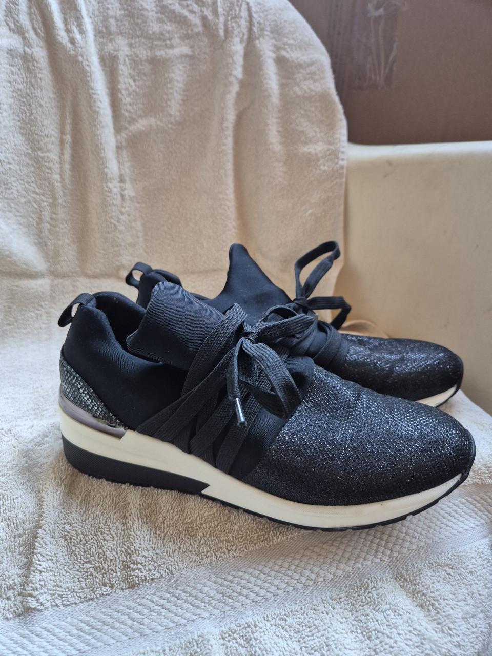 Nette zwarte instap sneakers