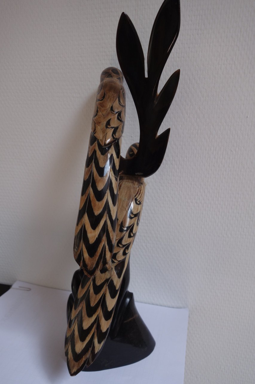 Prachtig handgesneden kunstwerk uit buffelhoorn 39.5 cm. hoog