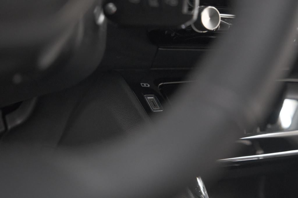 Peugeot 208 puretech 100 allure | parkeersensoren | navigatie | apple carpl
