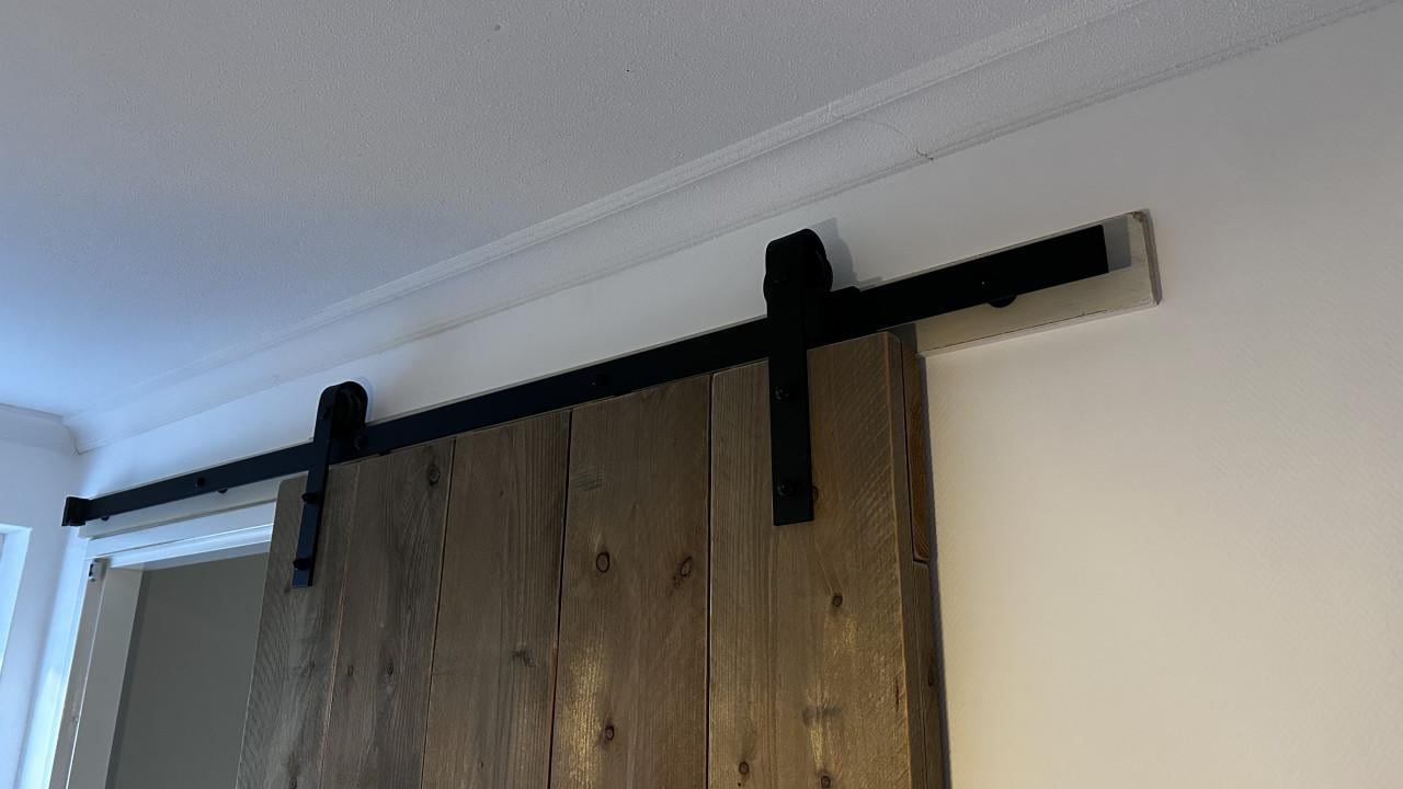 Steigerhouten roldeur met railsysteem