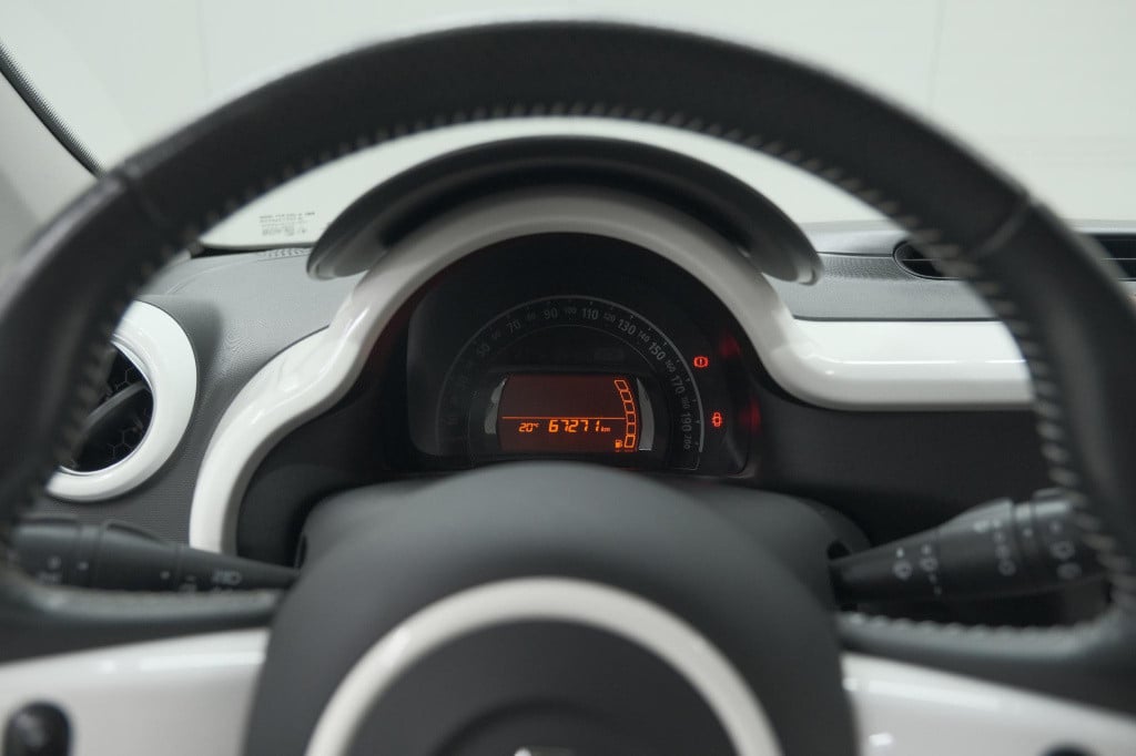 Renault Twingo sce limited | parkeersensoren | bluetooth | airco | 15 inch 