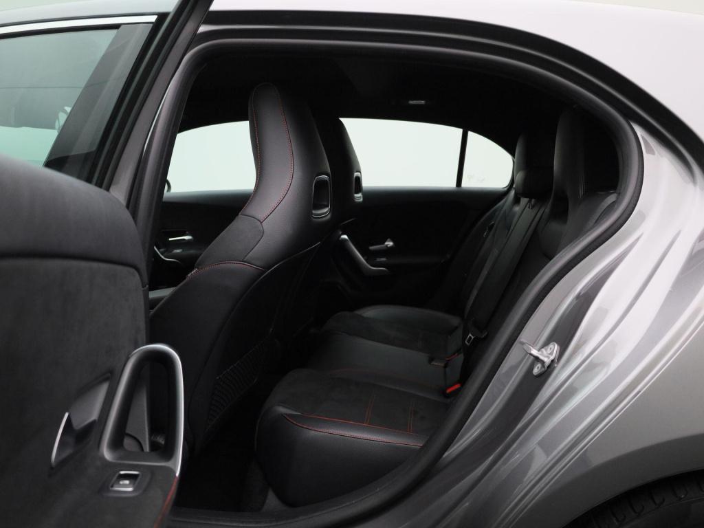 Mercedes-Benz A-Klasse 180 business solution amg | automaat | panorama dak 