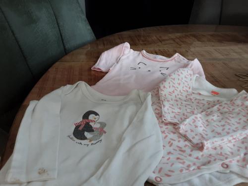 3 baby rompers  mt 62 en 68 i.p.s. samen voor 2 euro.