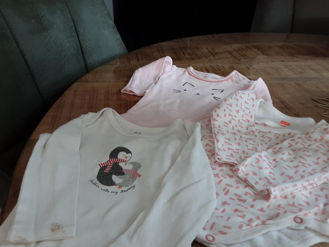 3 baby rompers  mt 62 en 68 i.p.s. samen voor 2 euro.