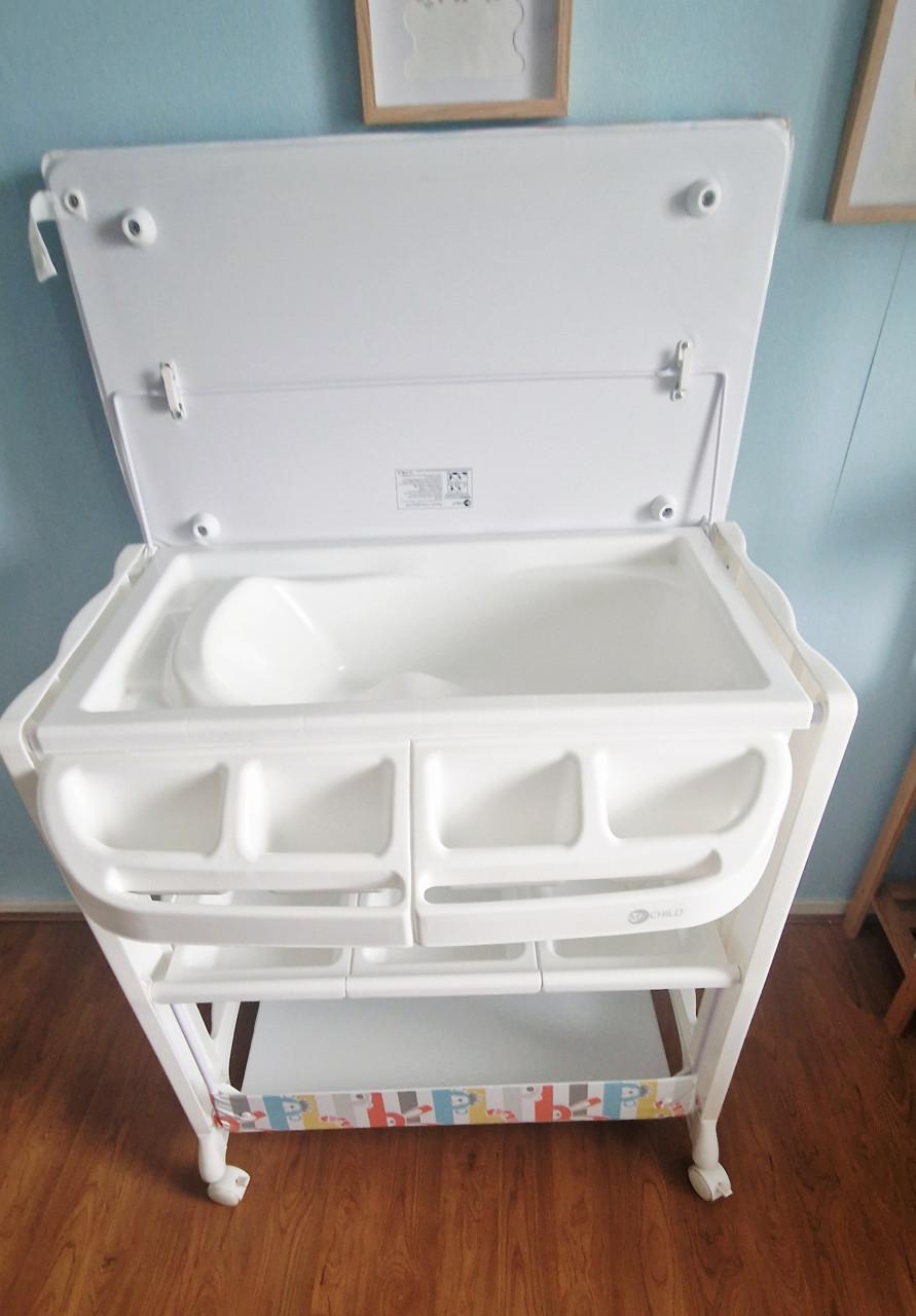 Witte commode met vast aankleedkussen en geïntegreerd badje