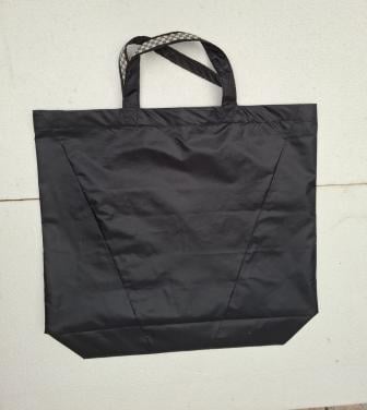 Een donker tasje voor onderweg