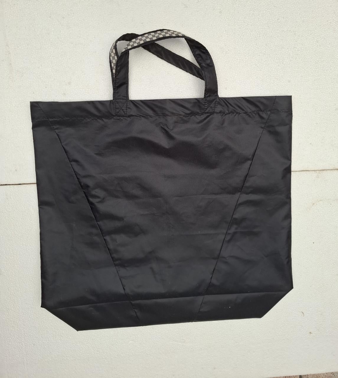 Een donker tasje voor onderweg