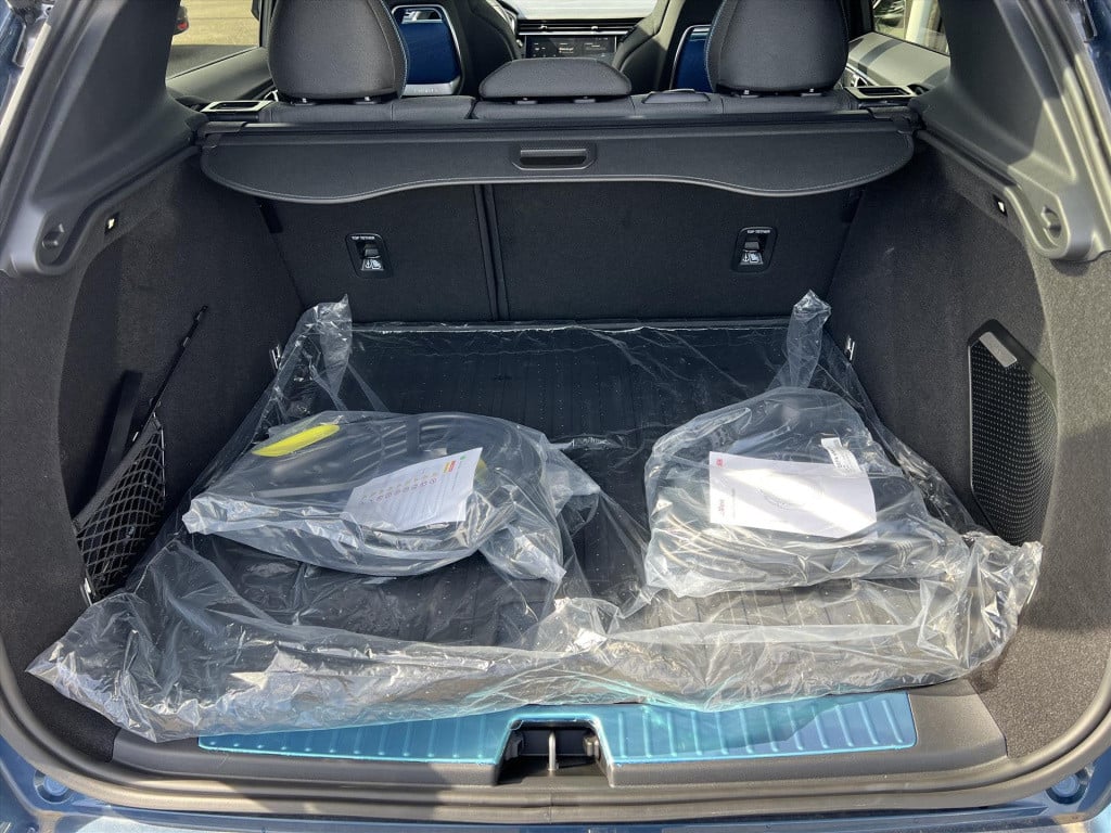Lynk & Co 01 1.5 261pk plug in hybrid , panodak , stuurverwarming , adaptiv