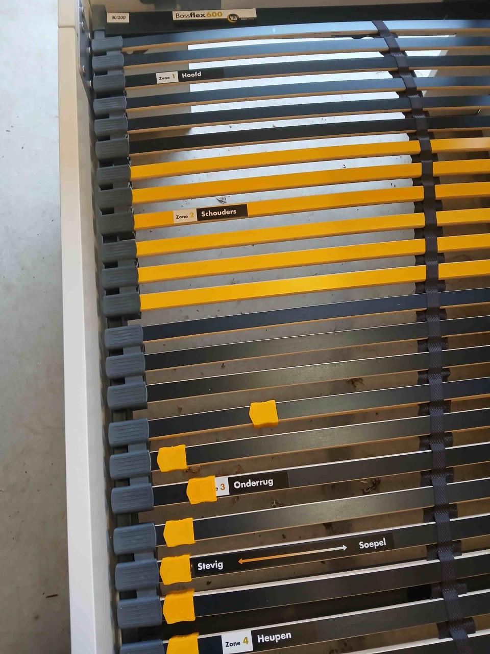 Twee 1 persoons bedden met toebehoren