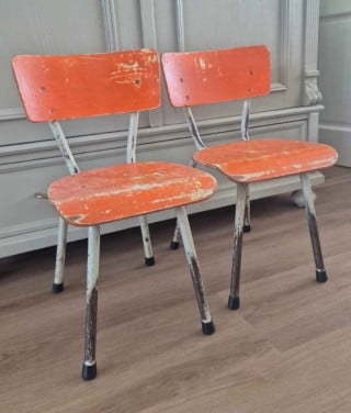 Twee oude schoolstoeltjes