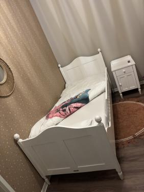 Bopita kinderkamer met bed, bureau en nachtkastje.