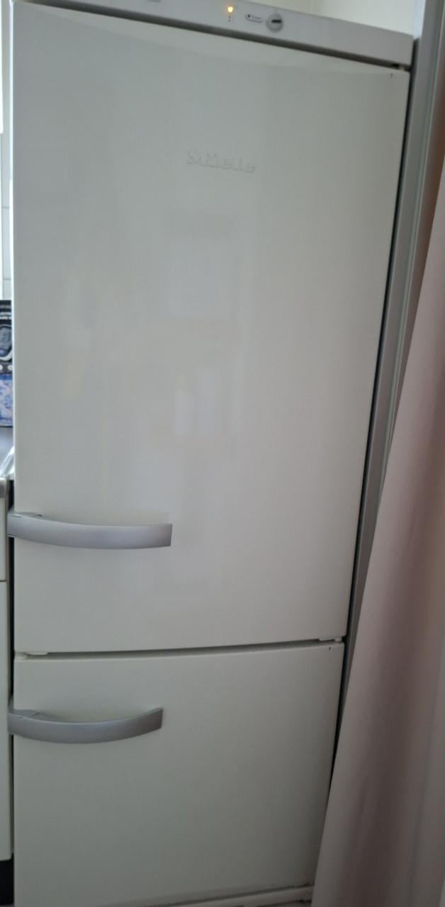 Koelkast met diepvrieskast