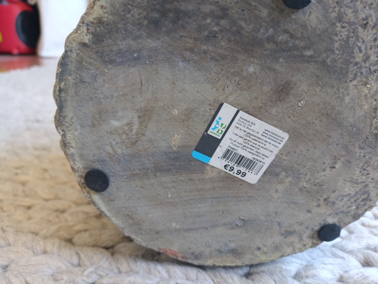 Mooie grijze bloempot met reliëf