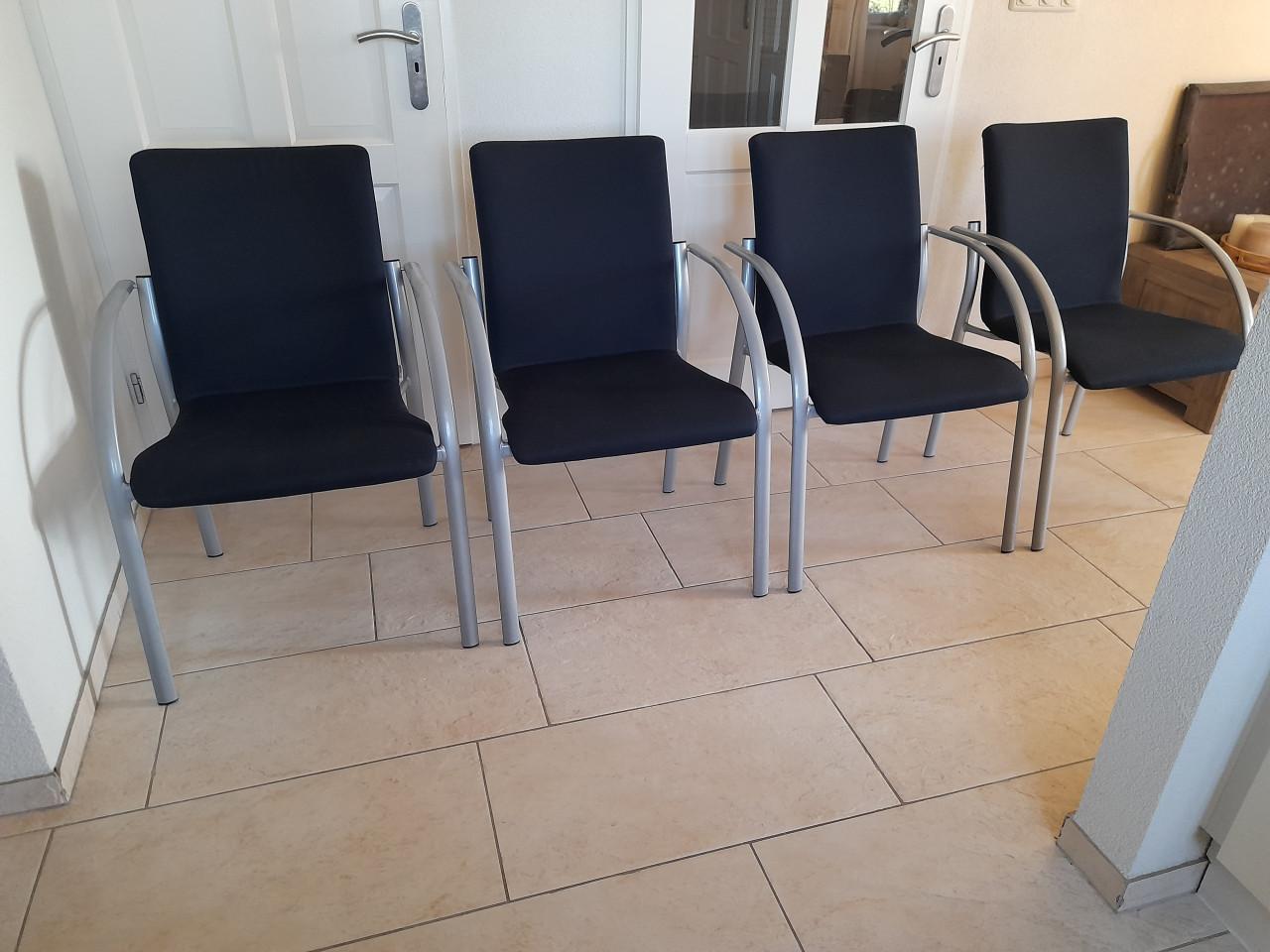 4 Stevig lekker zittende (vergader) stoelen (in goede nette staat)