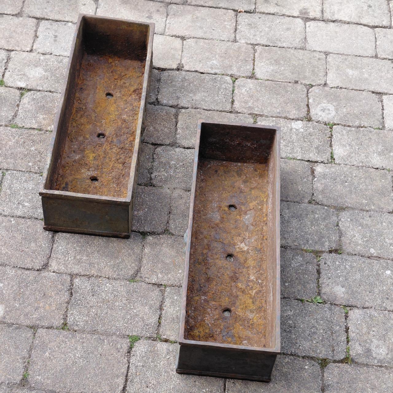 Gietijzeren brocante bloembakken (2 stuks)