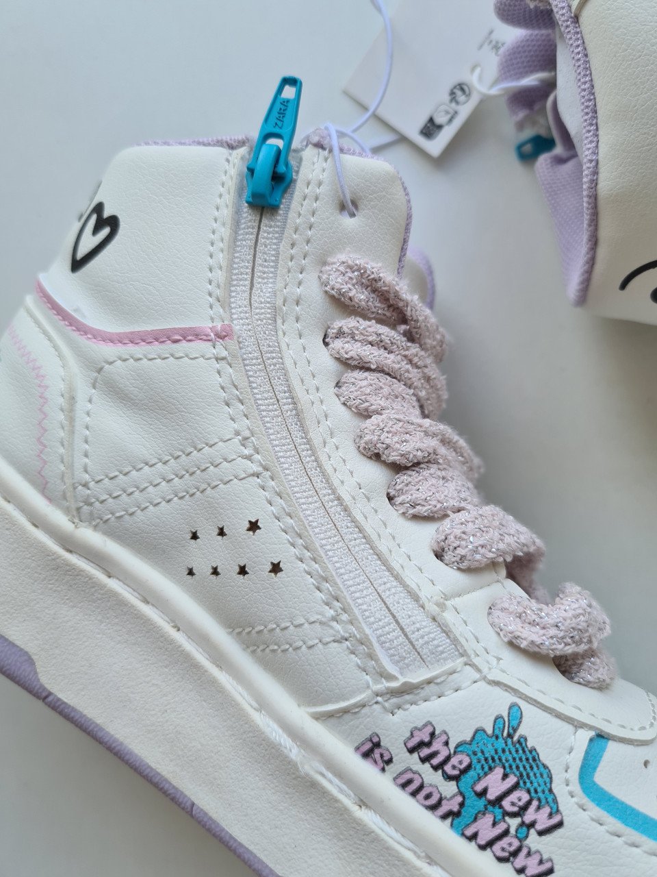 Nieuwe witte veter / rits half hoge sneakers met opdruk Zara  Maat 32