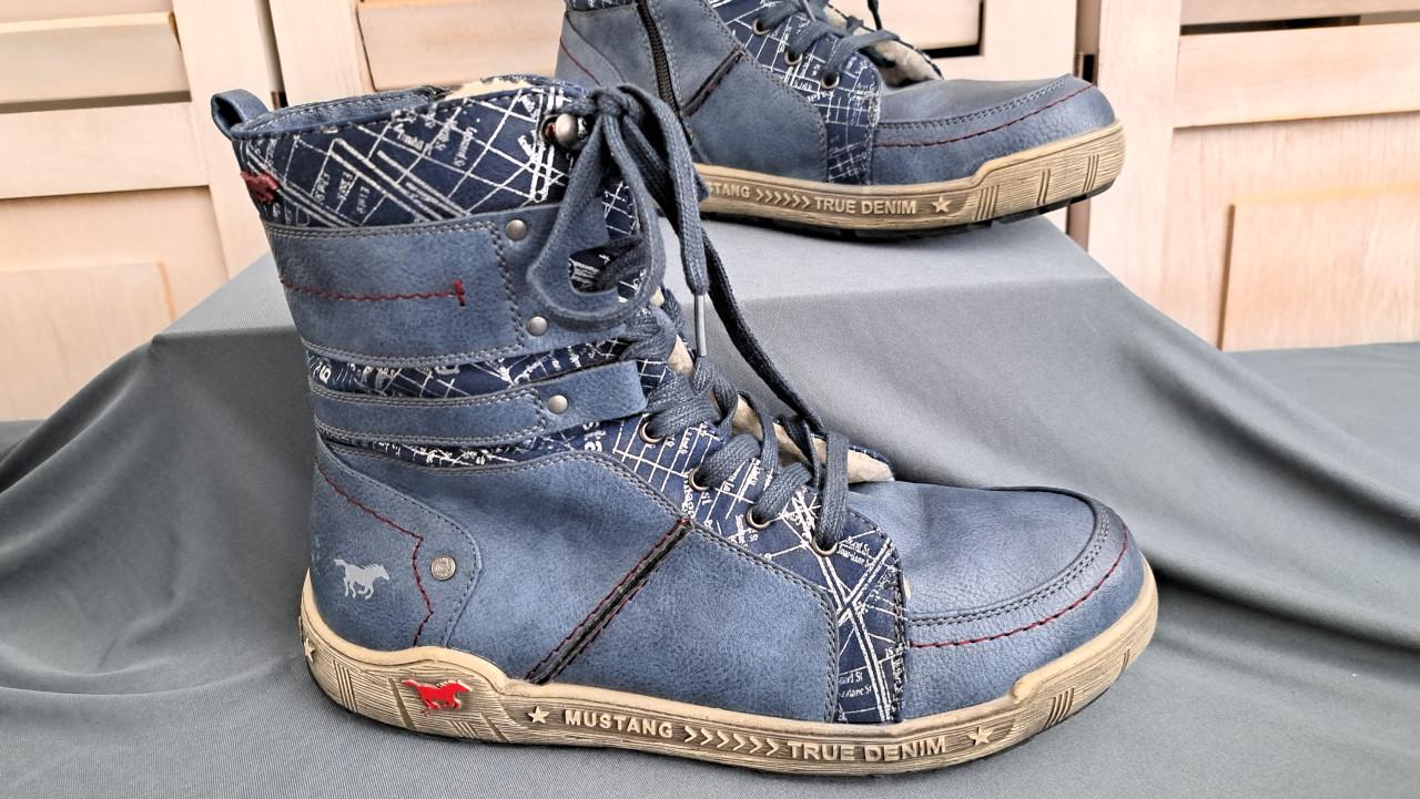 Mooie gevoerde Mustang schoenen, mt. 42