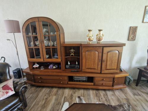 Wandmeubel, met vitrine kast en tv kast