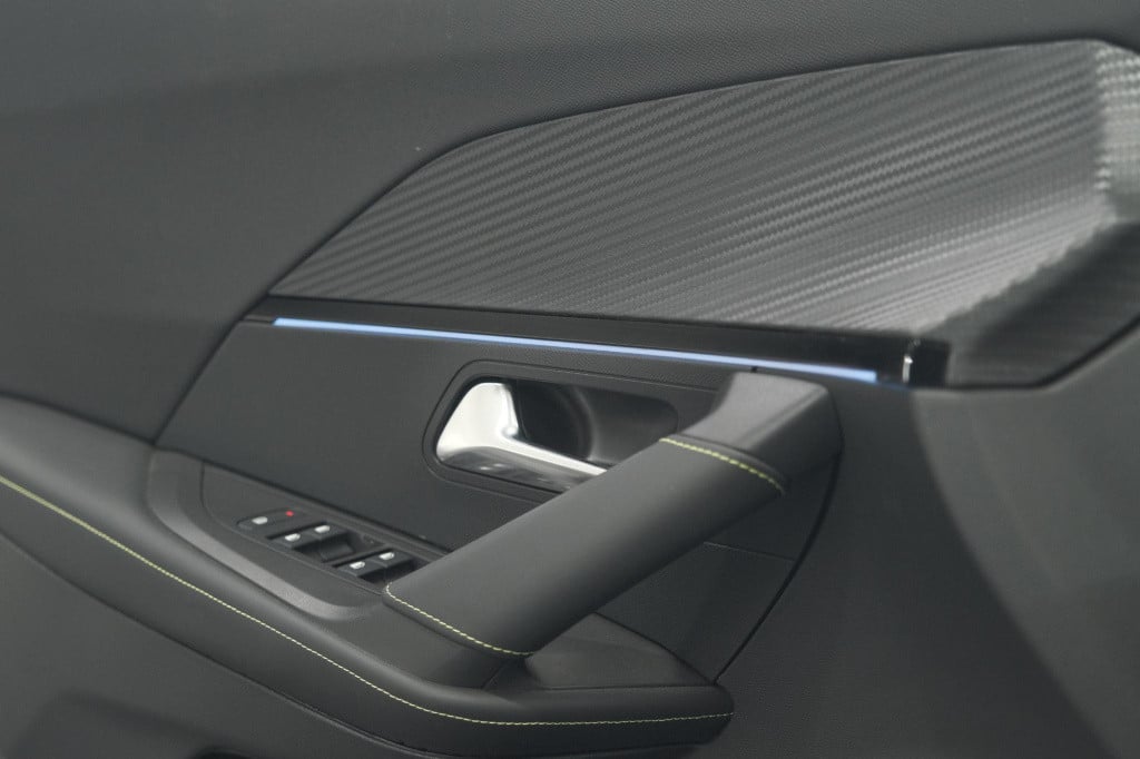 Peugeot 2008 puretech 130 eat8 gt | camera | apple carplay | parkeersensore