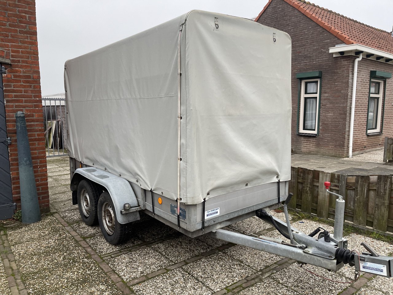 AANHANGWAGEN MET HUIF 2 TON OP KENTEKEN