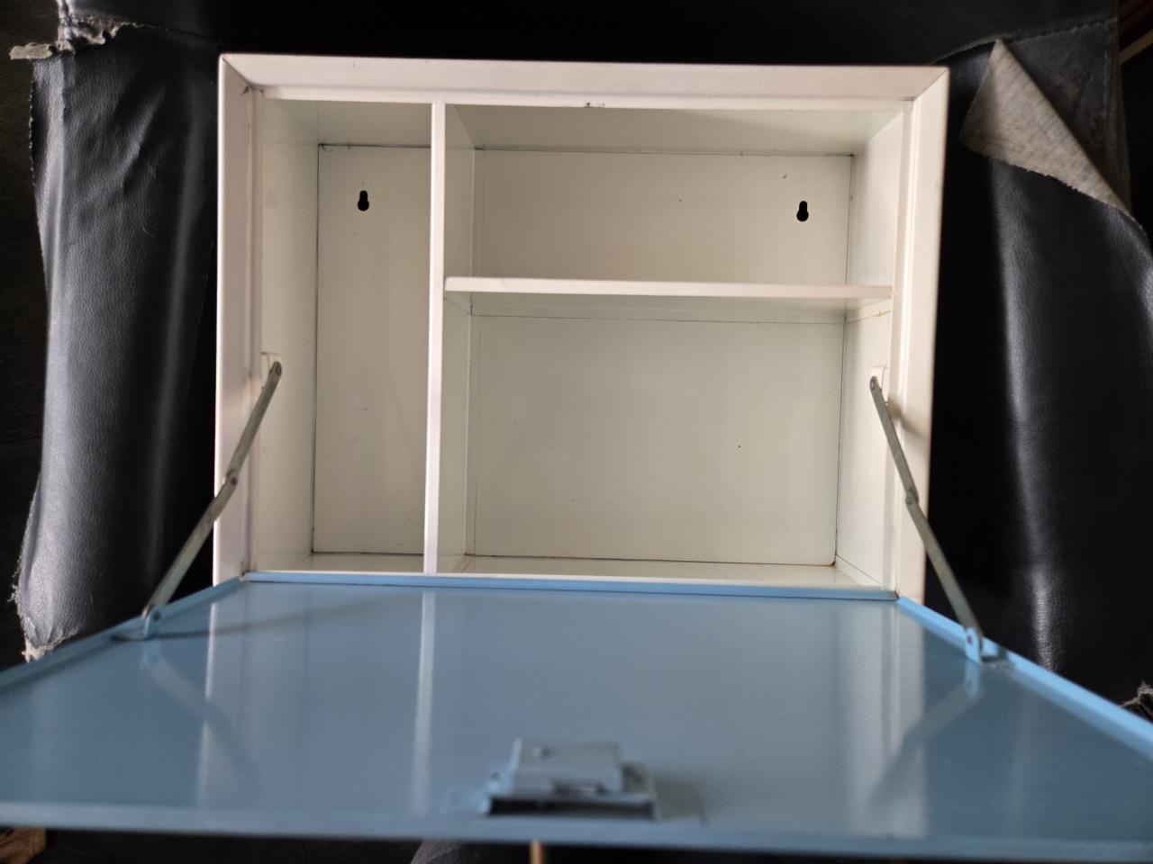 Metalen medicijnkastje Egalite jaren 50-60