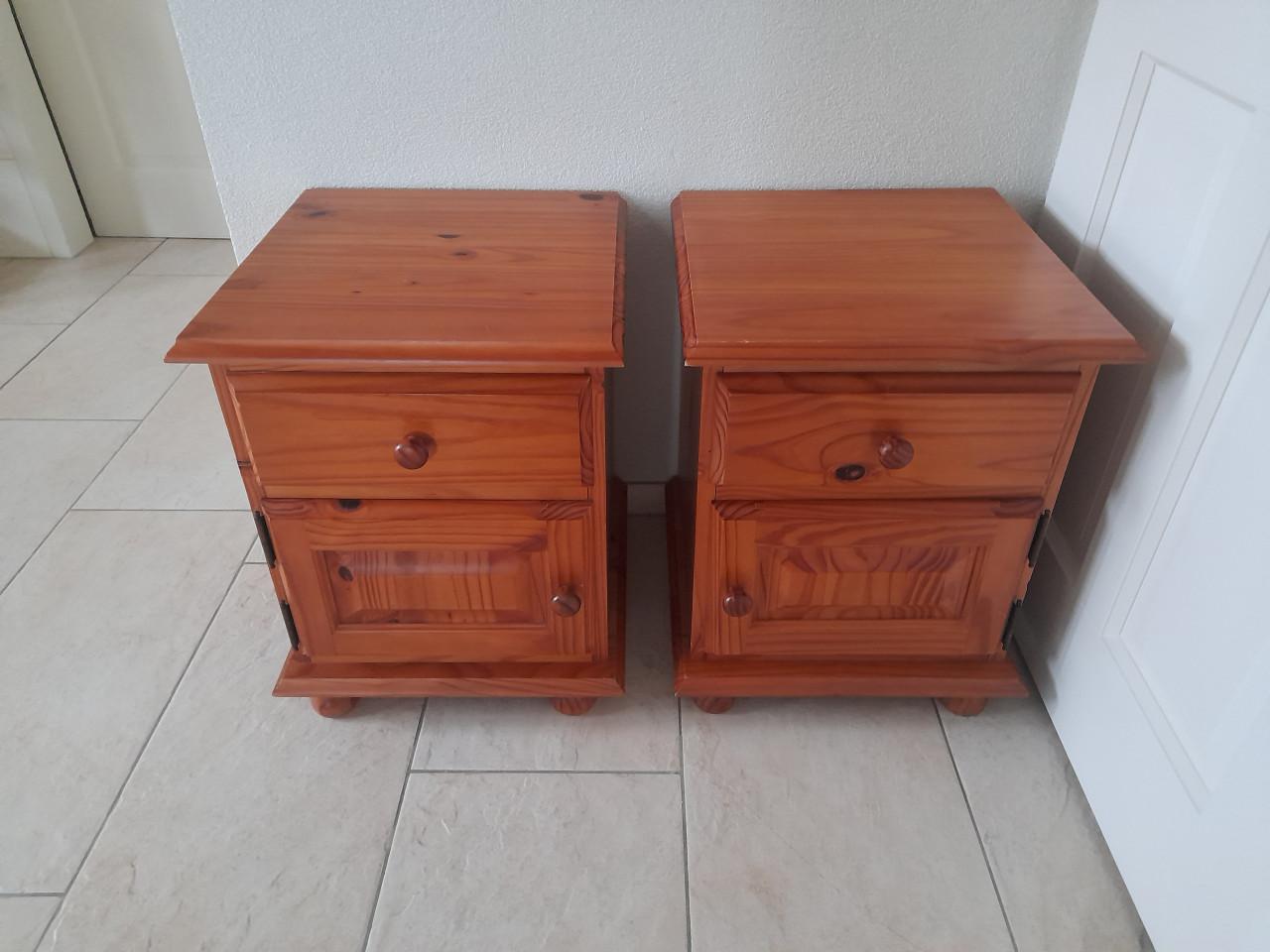 2 Nachtkastjes 44 x 44 x 55H ( in goede nette staat )