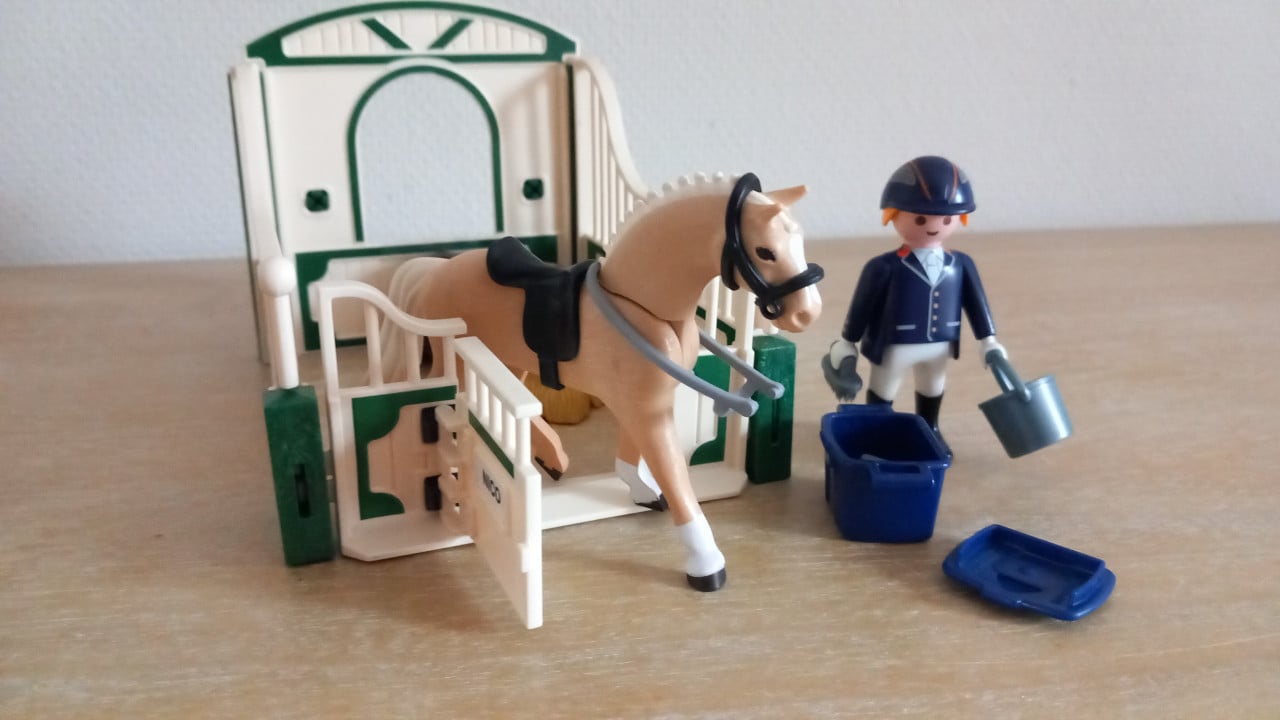 Playmobil paardenbox met verzorging setnr 5111