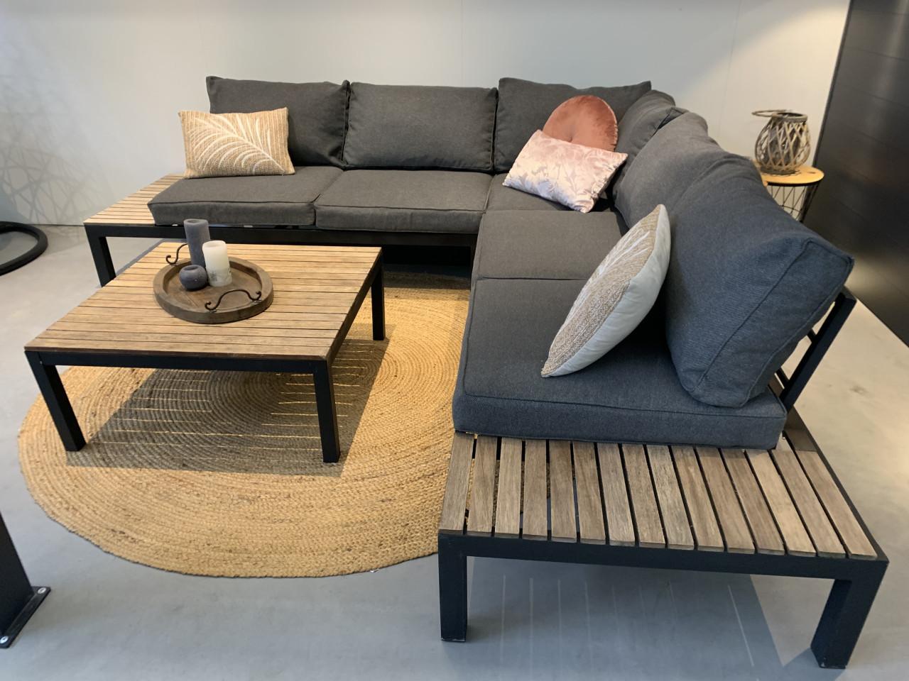 Loungset Alminium met hout en kussens en tafel.