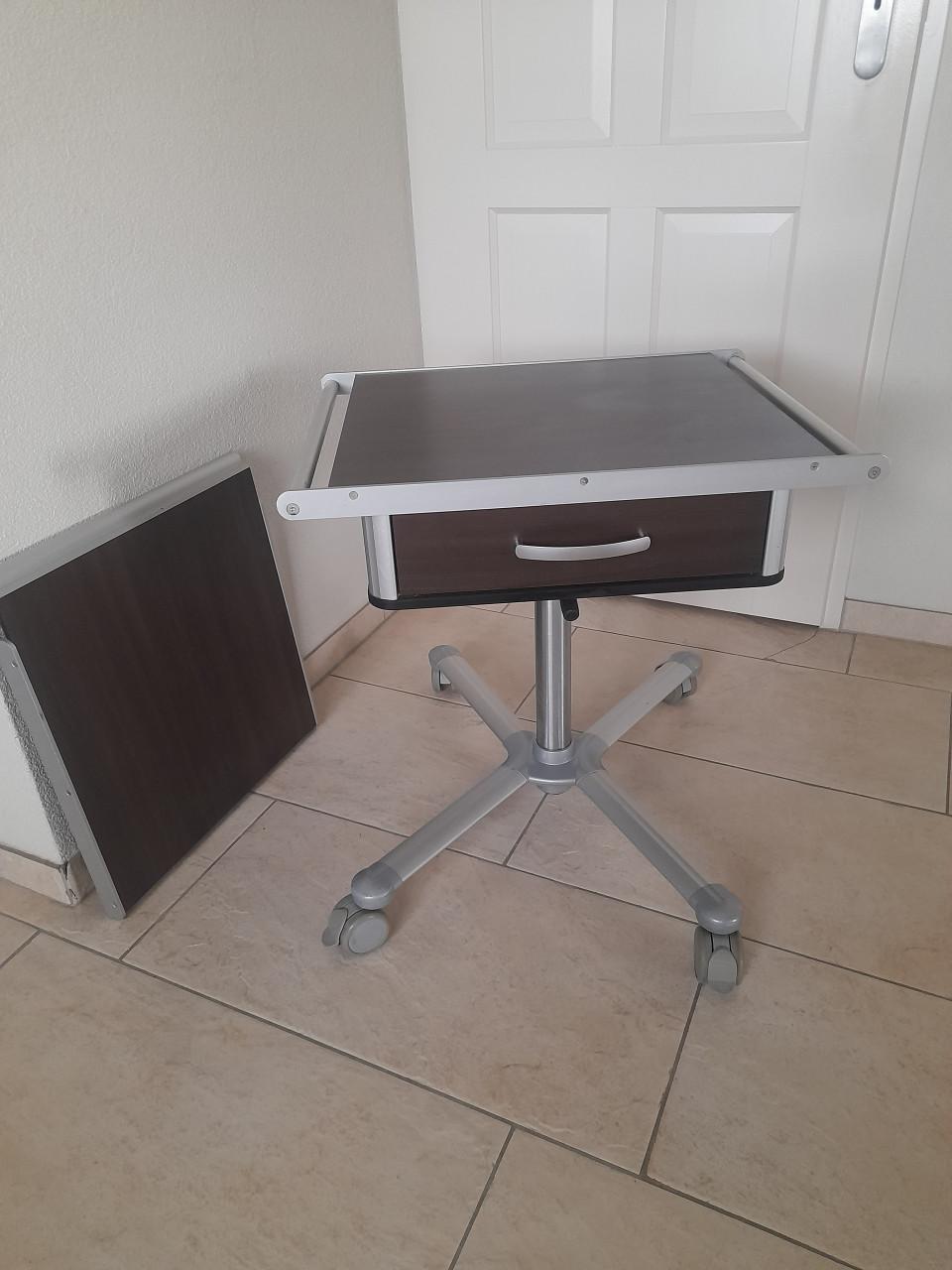 Nachtkastje Völker met verstelbaar tafelblad (verrijdbaar / verstelbaar