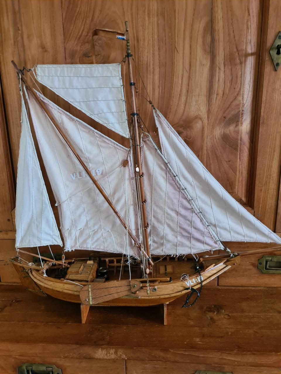 Dit is een houten model van een Nederlandse botter