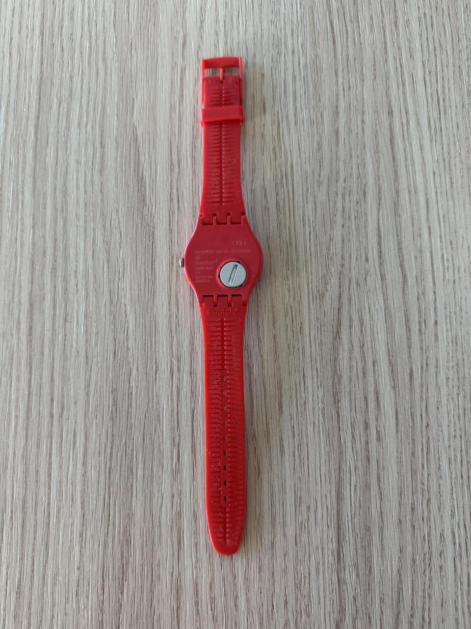 Swatch horloge rood. Swiss around the clock SUOR106