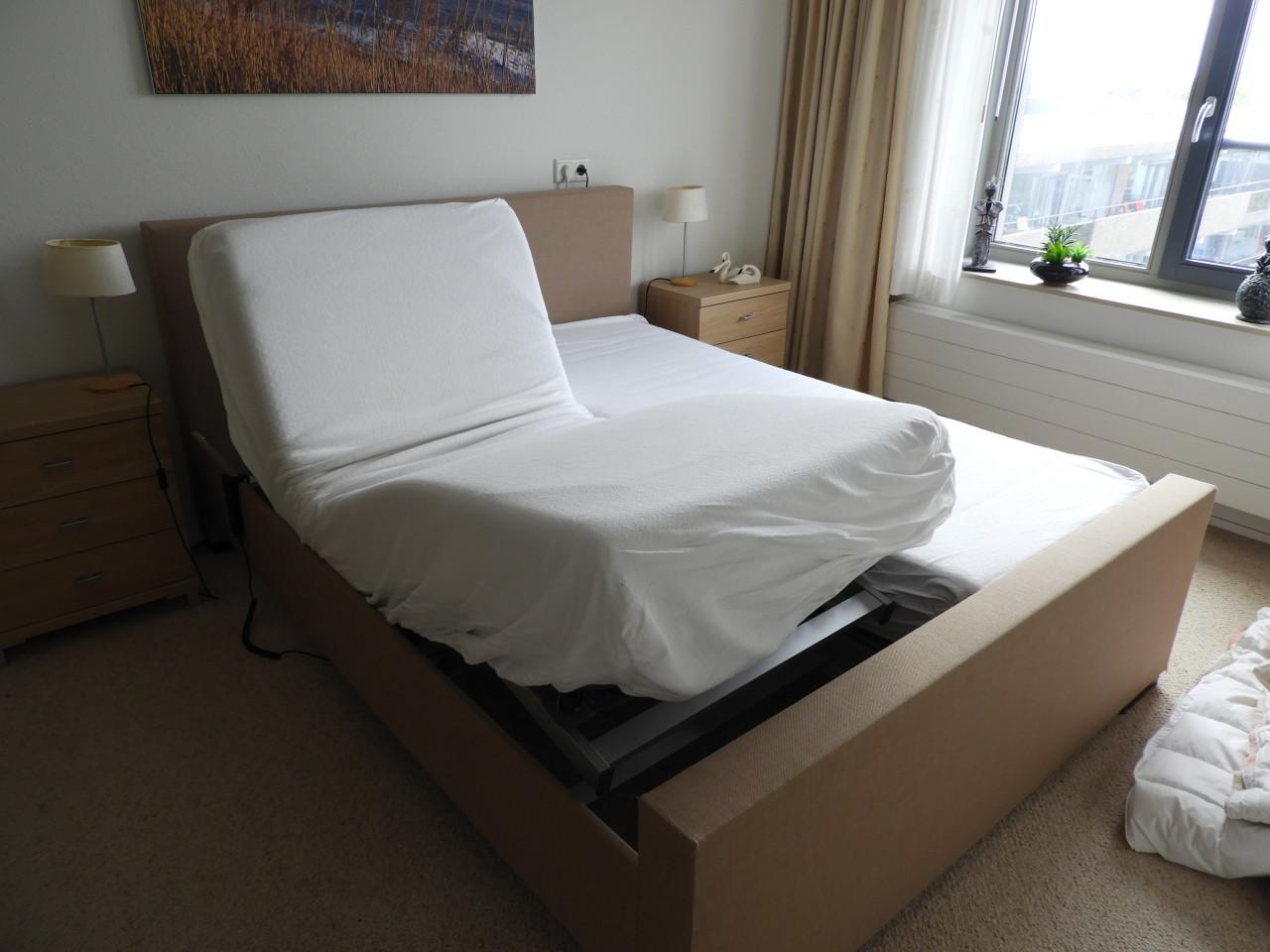 Twee persoon bed met ombouw en elektrisch verstelbare bodem