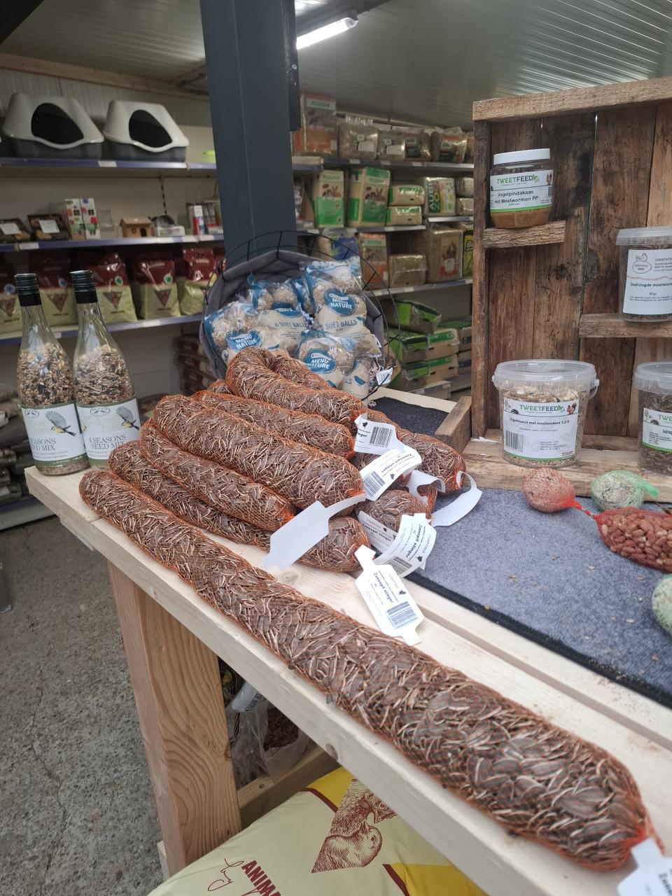 Allerlei voeders voor de vogels in de natuur