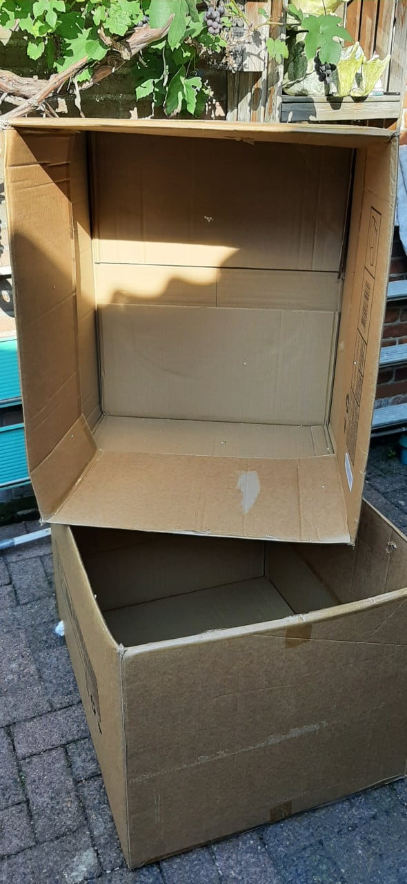 2 heel grote stevige dozen en 2 piepschuim blokken