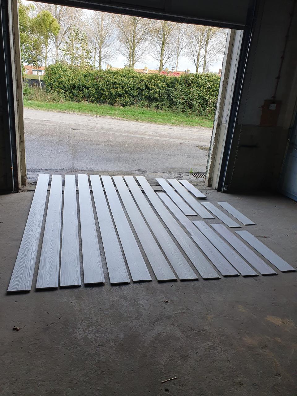 Witte Cedral planken gevelbekleding.