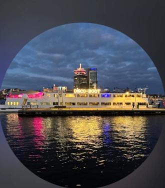 Een avondje uit  met de disco -boot in Middelburg