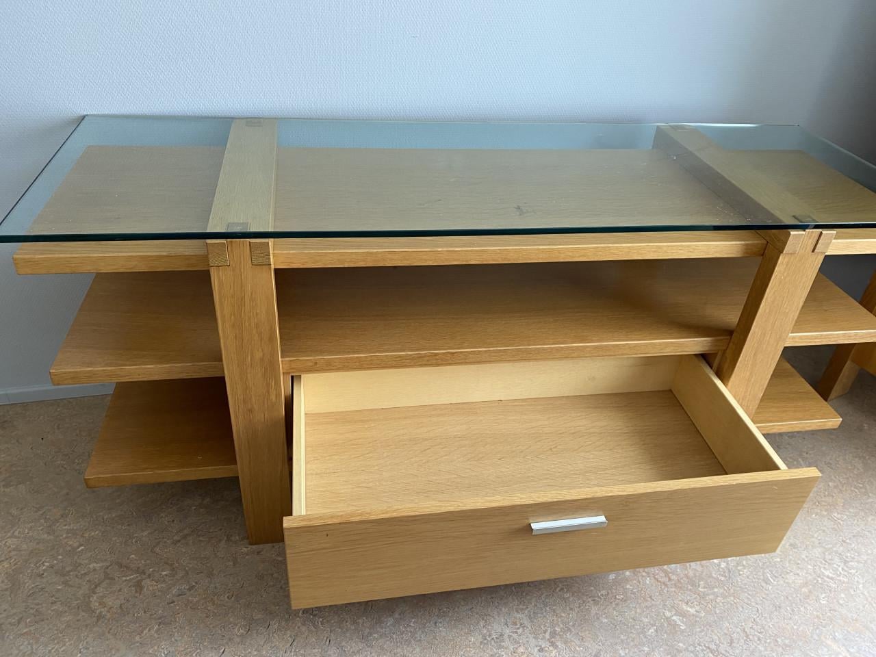 Moderne licht eiken tv meubel en vitrine kast
