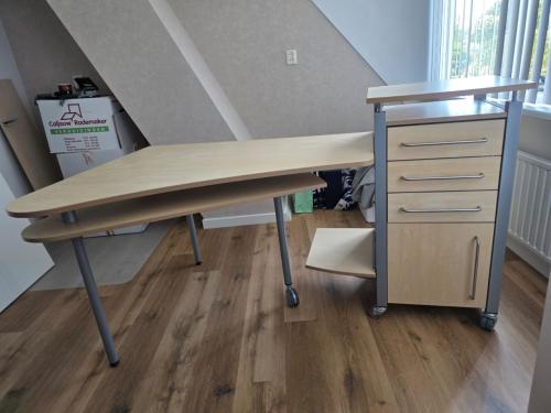 Hoekbureau met 1 draaibaar blad en ladekast.